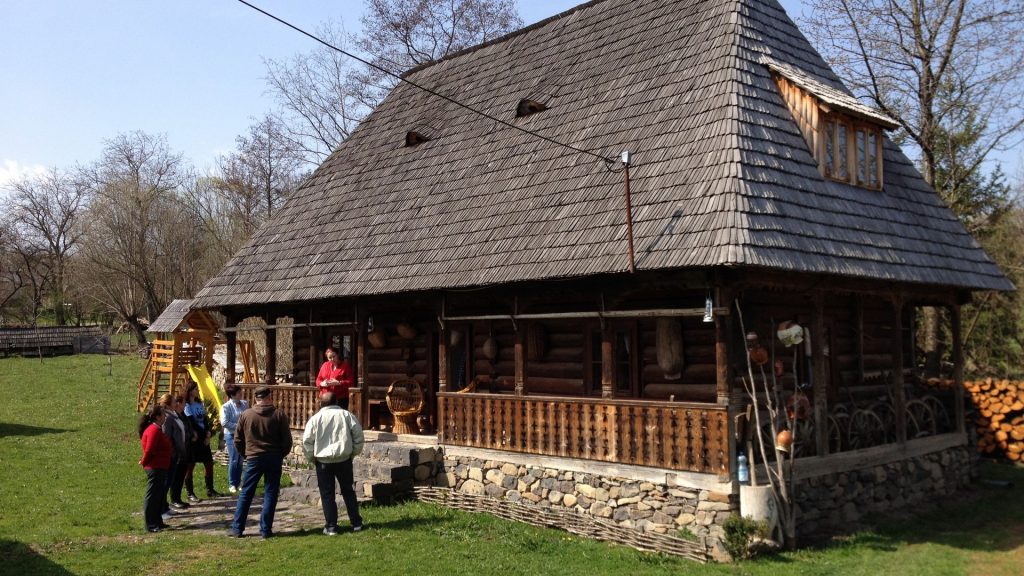 pensiuni_maramureene_beneficiaz_de_instruire_in_practici_de_ecoturism_i_arhitectur_t