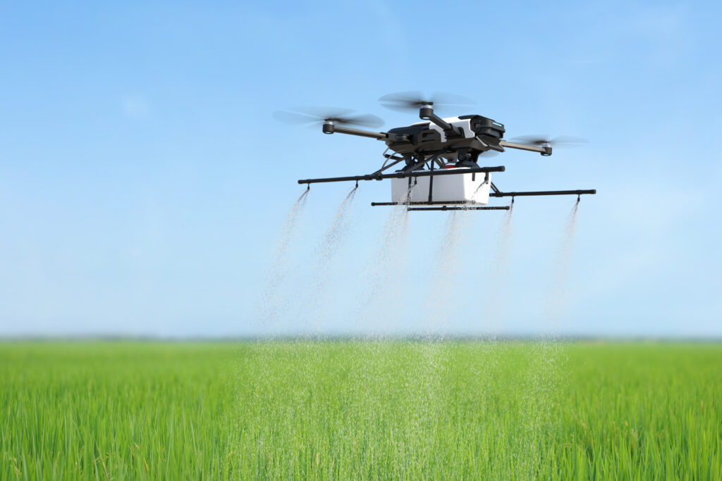 Drone spraying fertilizer on vegetable green plants (c) Freepik